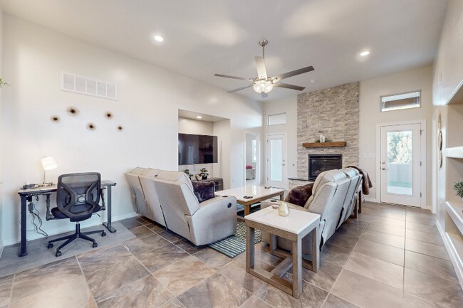 Foto del edificio - 6620 Agave Verde Way NE
