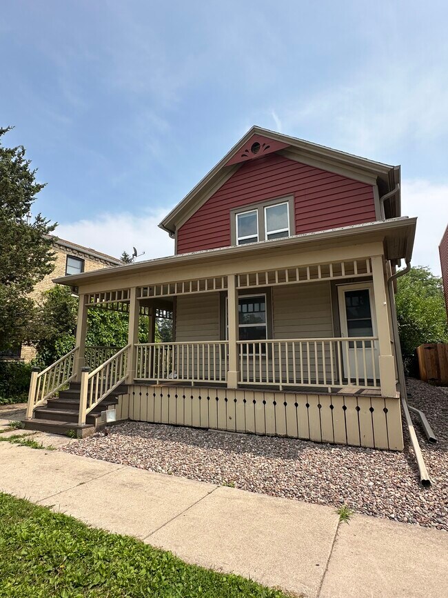 Foto del edificio - 275 E Green Bay Ave