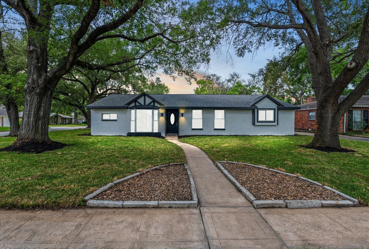 Foto principal - 10730 Wickersham Ln