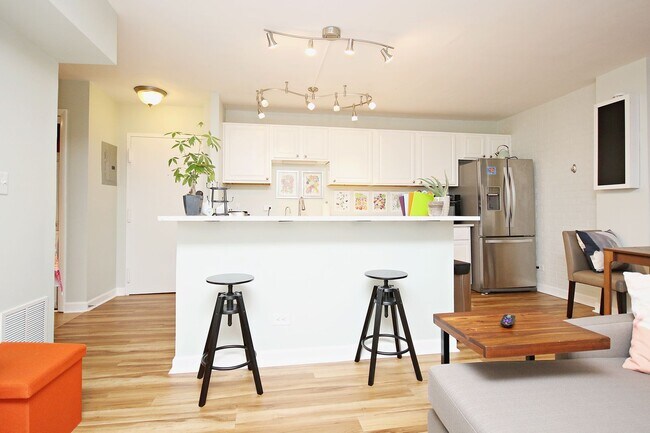 Foto del edificio - Furnished 1800 JPA Apartment Near UVA