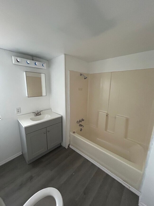 Building Photo - Two bedroom one bath - Lakeland