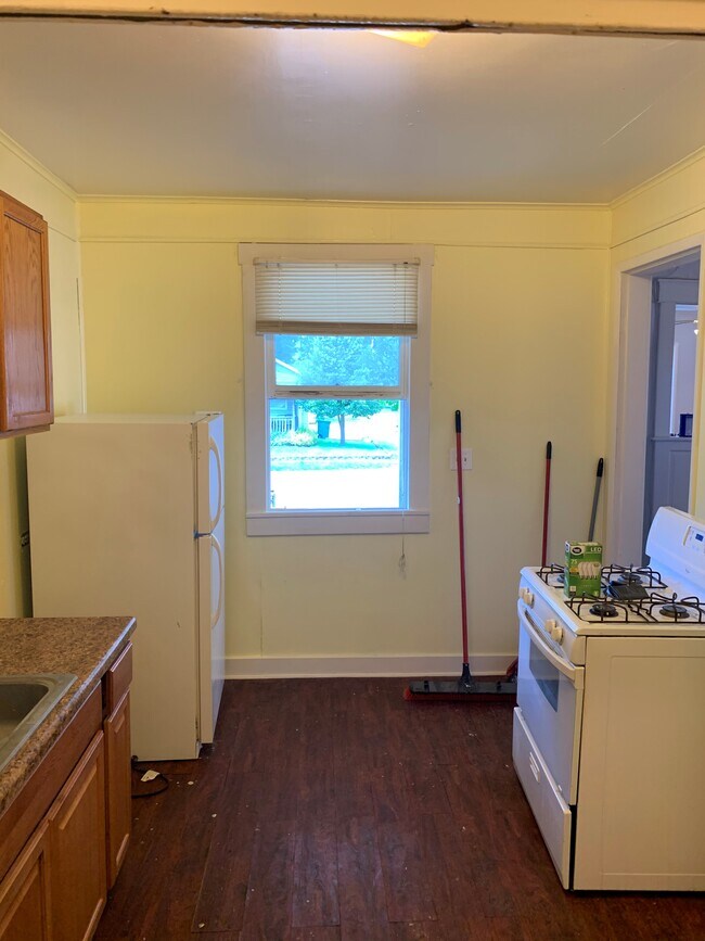 Estufa y refrigerador incluidos - 922 S 14th St