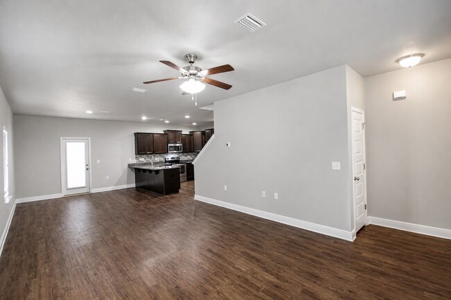 Foto del edificio - Spacious Pace Home Featuring 4 Bedrooms, 3.5 Baths, Two Living Areas & First-Floor Primary Suite ...
