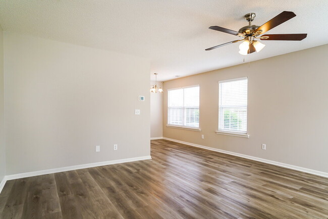 Foto del edificio - 8145 Wesley Farm Dr