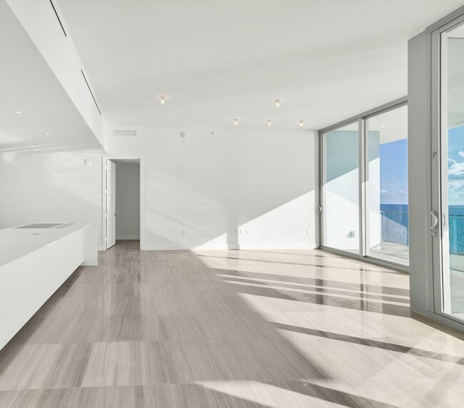 Building Photo - 6901 Collins Ave