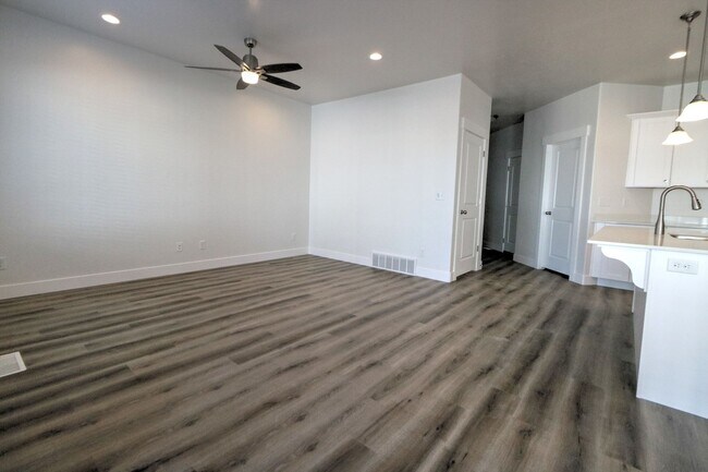 Foto del edificio - 4 Bedroom 3 Bathroom Townhome in Lehi!