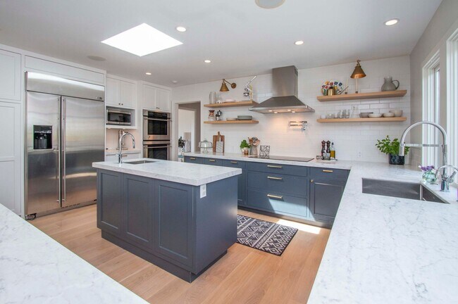 Foto del edificio - Stunning 4bed/3bath 3,200SF home in sought...