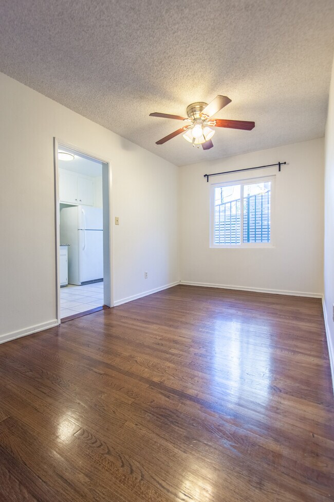 Building Photo - 826 Hyperion Ave