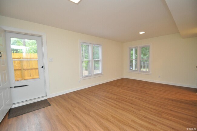 Foto del edificio - 100 Carmichael Ct