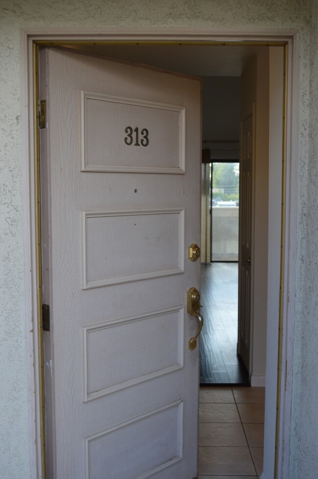 Building Photo - 14050 Magnolia Blvd
