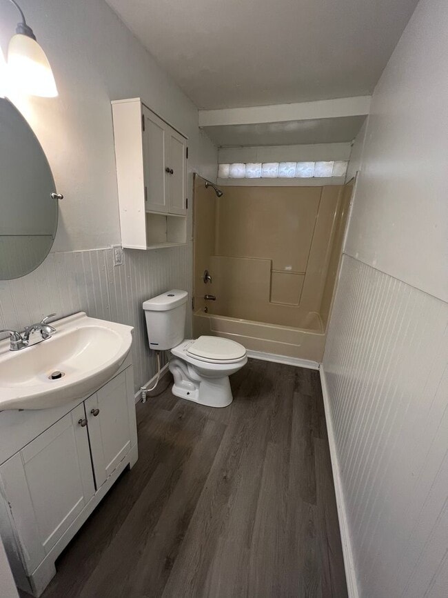 Building Photo - Recently Remodeled 3 bedroom 1 bath home available now!