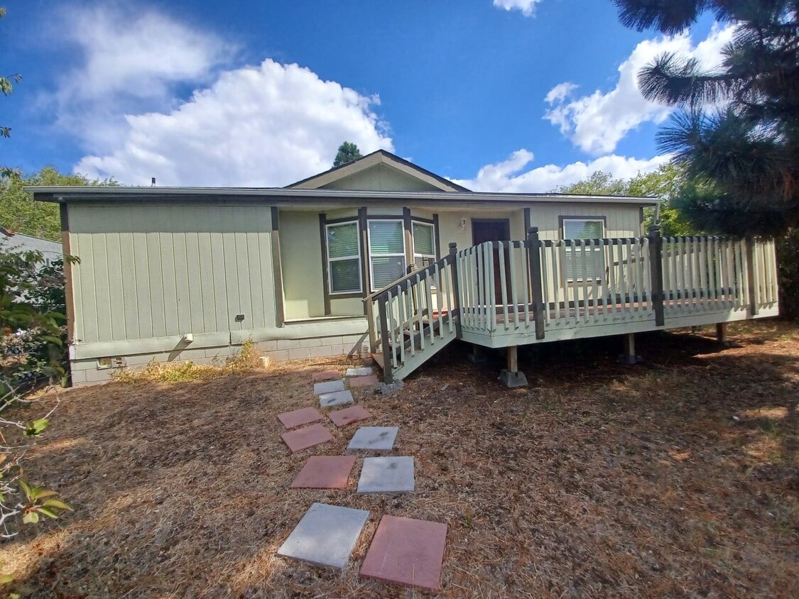 3 Bedroom 2 Bath Manufactured House House Rental in Klamath Falls, OR