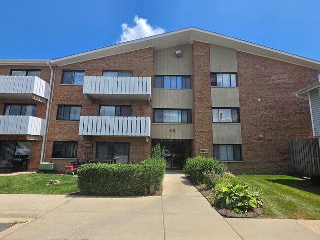 Building Photo - 2000 Bayside Dr