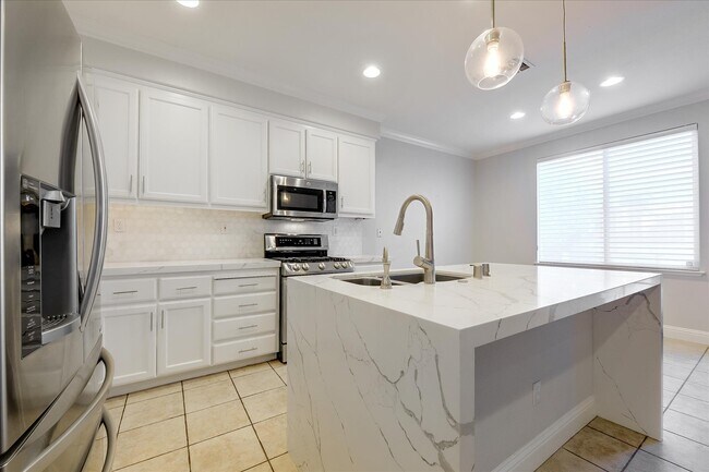 Building Photo - 946 Mouton Cir