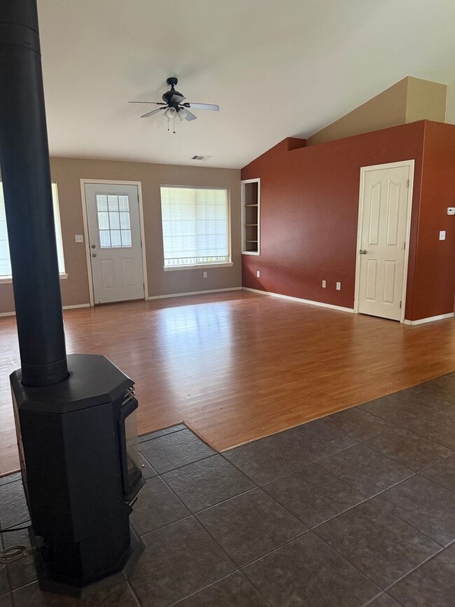 Building Photo - 3BED2BATH - LARGE FENCED BACK YARD, CENTRAL AC/HEAT, STAINLESS STEEL APPLIANCED, WASHER/DRYER HOOKUP