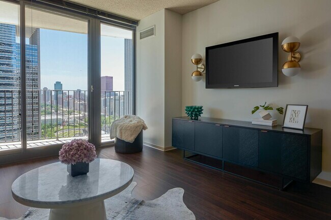 Building Photo - Gorgeous Unit in Luxury Highrise