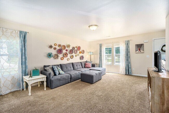 Foto del edificio - 5358 Woodrush Ave