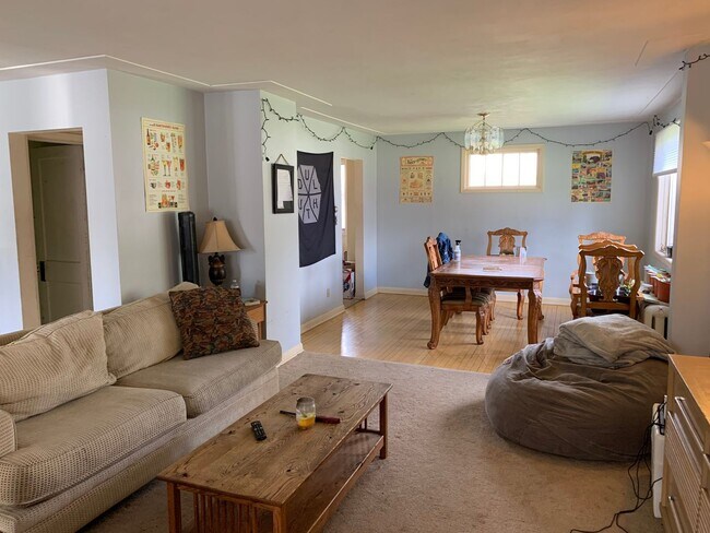 Foto del edificio - AVAILABLE JUNE - Spacious 4 Bed 2 Bath Hom...