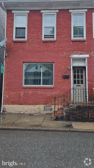 Building Photo - 257 W Rowe St