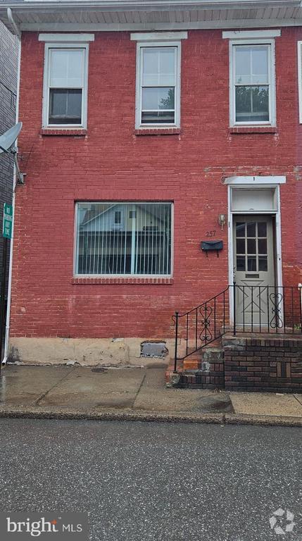 Building Photo - 257 W Rowe St