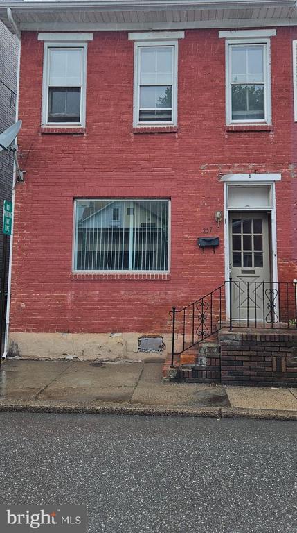 Foto principal - 257 W Rowe St