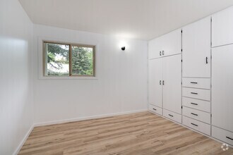 Building Photo - 121 Pinewood Ln