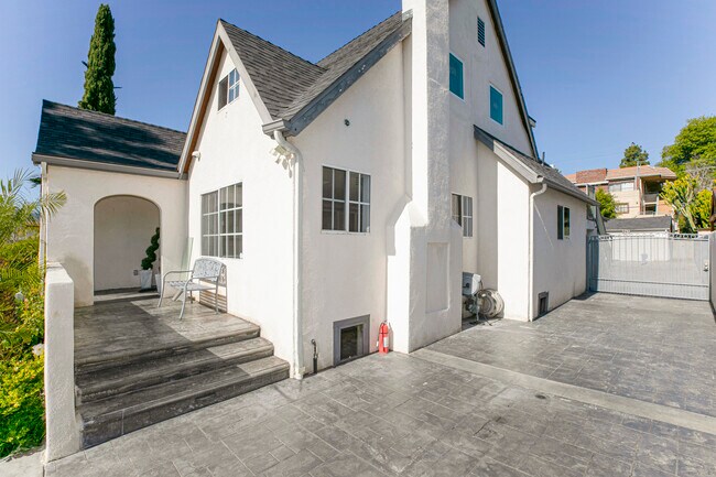 Foto del edificio - 1055 Irving Ave