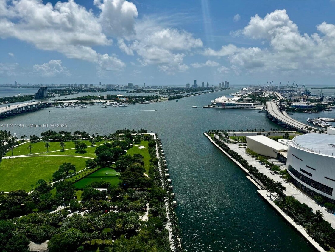 Foto principal - 900 Biscayne Blvd