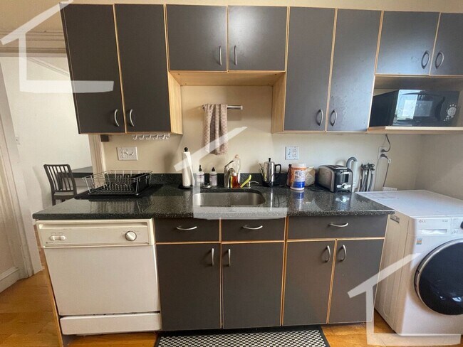 Building Photo - Brighton Commonwealth Ave 2Bedroom with In-Unit Laundry, Steps to Green Line Train!