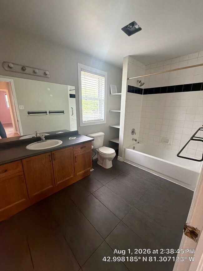 Building Photo - For Rent – 3 Bedroom Townhome in North London