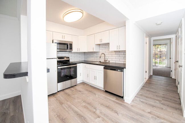 2BD, 1BA - Kitchen - Pic 2 - Whistlewood Commons
