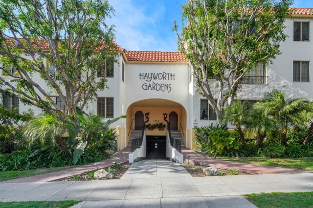 Foto del edificio - 1345 N Hayworth Ave
