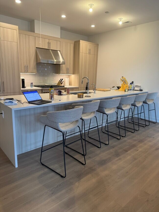 Foto del edificio - 1356 W Chestnut St