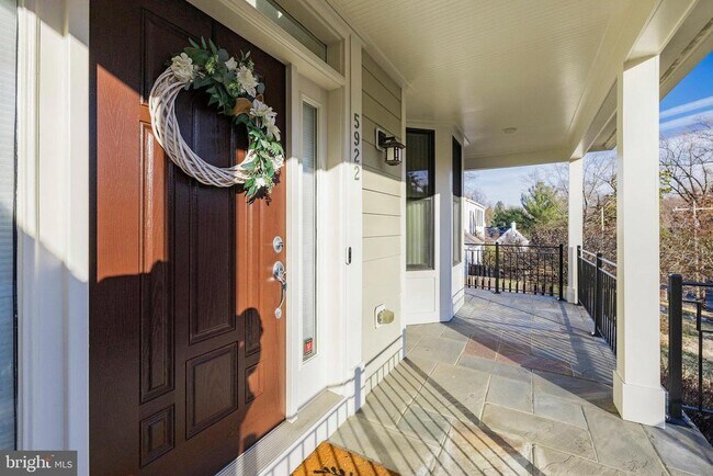 Foto del edificio - 5922 Chesterbrook Rd