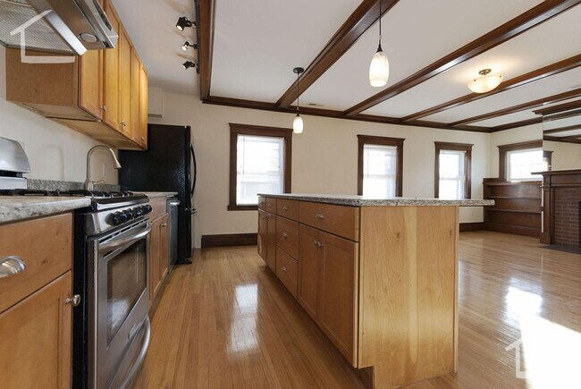 Building Photo - 9/1  No Fee! Rare 3BR with in-suite baths in every room!