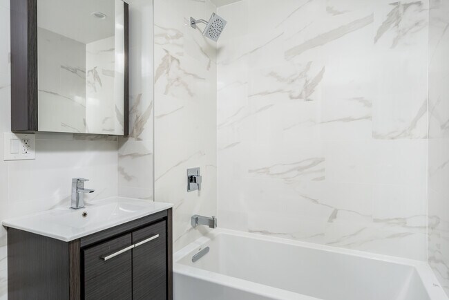 Baño 1 - 31-19 37th Ave