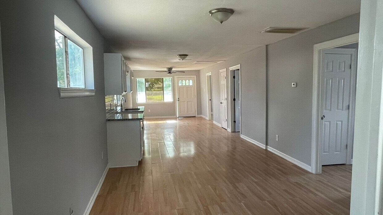 Foto principal - 3-bedroom, 2-bathroom house