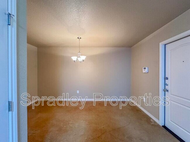 Building Photo - 735 E Ridge Blvd