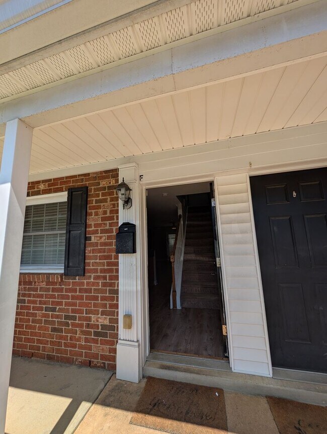 Foto del edificio - Cozy condo located in the Williamsburg on Commonwealth community minutes from Plaza Midwood!