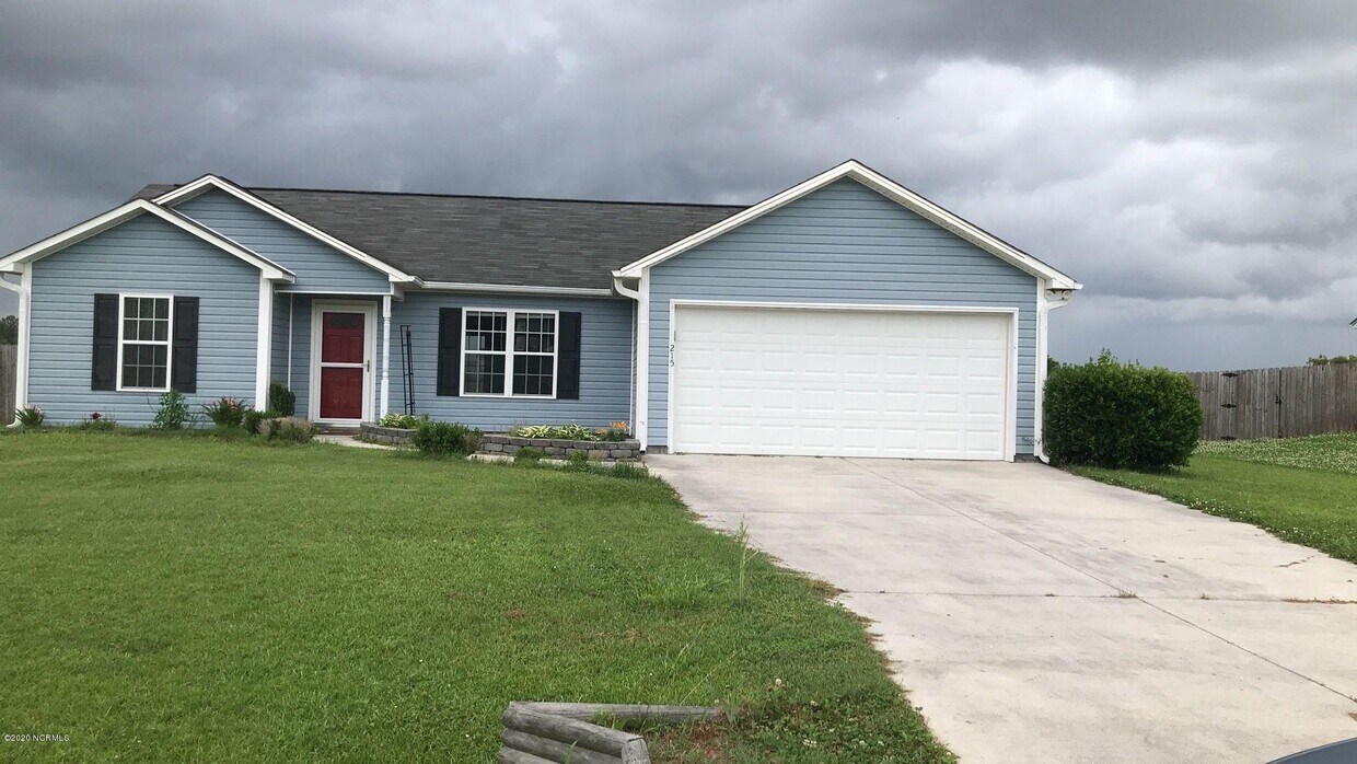 215 Cherry Blossom Dr, Richlands, NC 28574 House for Rent in
