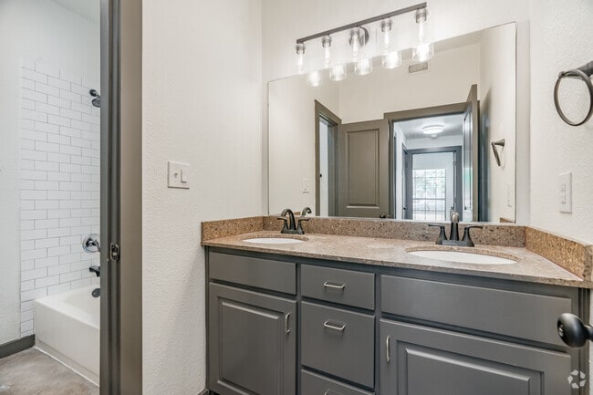 3BR, 1BA - 977SF - Bathroom - The Talon