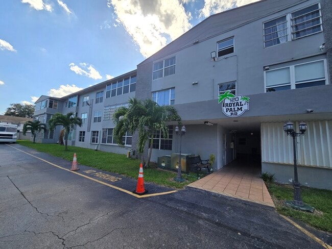 Building Photo - 120 Royal Palm Rd Building Photo - 120 Royal Palm Rd