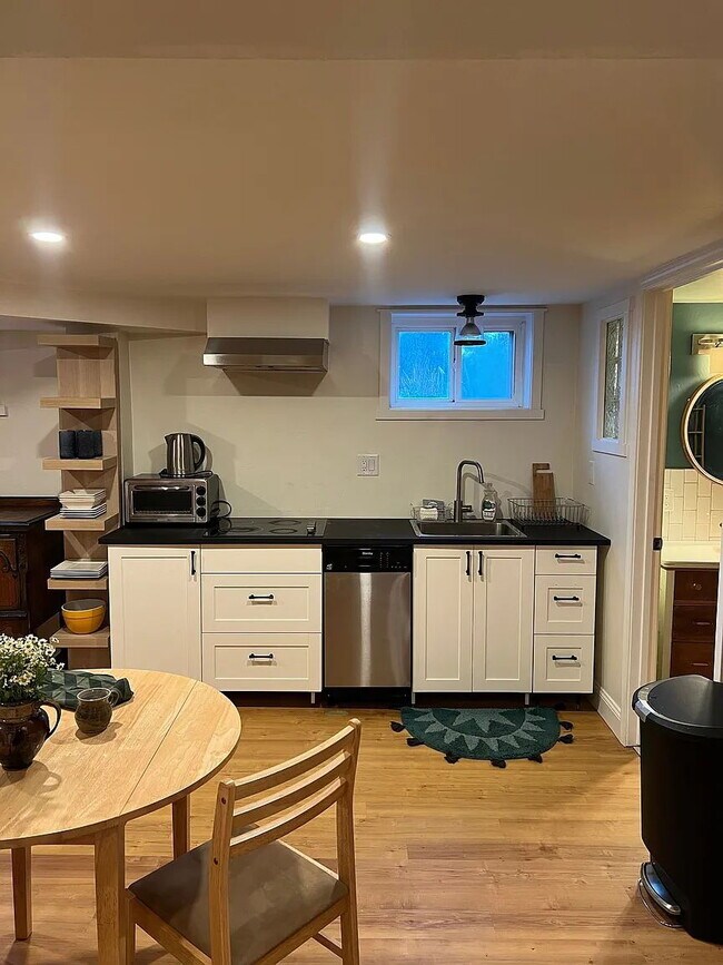 Foto del edificio - Furnished 1BR/1BA Basement Unit in Lakewood - Private Entrance, Kitchenette, Shared Yard & Laundry