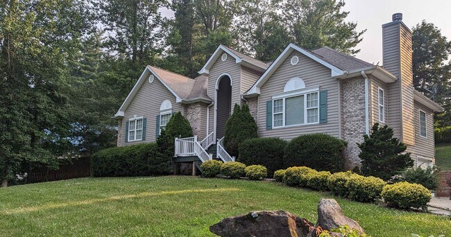 Building Photo - 4 Bed/2.5 Bath Home - Mowing, Trash & Inte...