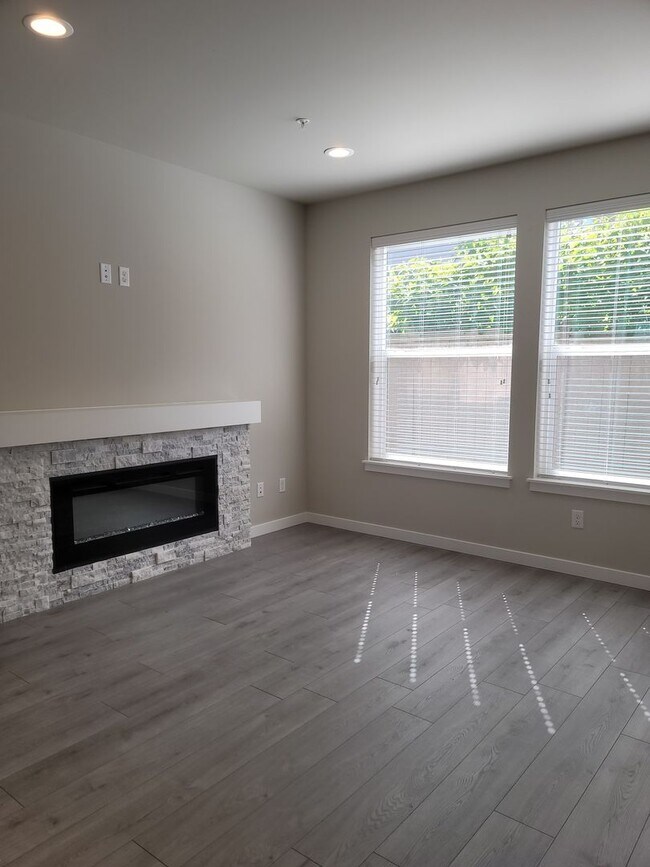 Building Photo - Stunning Tri Level 3/2.5 Townhome in the G...