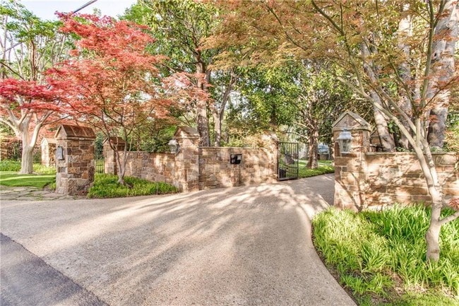 Foto del edificio - 4656 Meadowood Rd