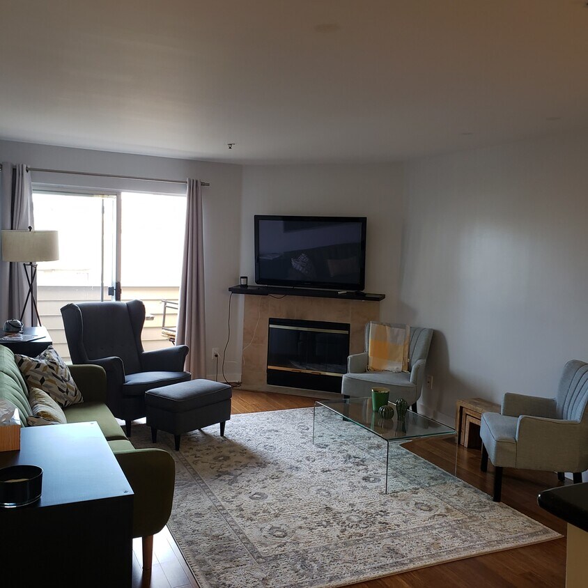 Foto principal - 6400 Christie Ave