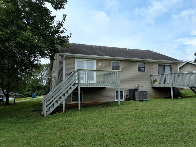 Building Photo - Cozy 2 Bed 1.5 Bath Duplex