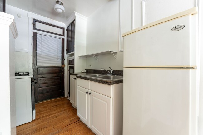 Building Photo - 4546 N Maplewood Ave