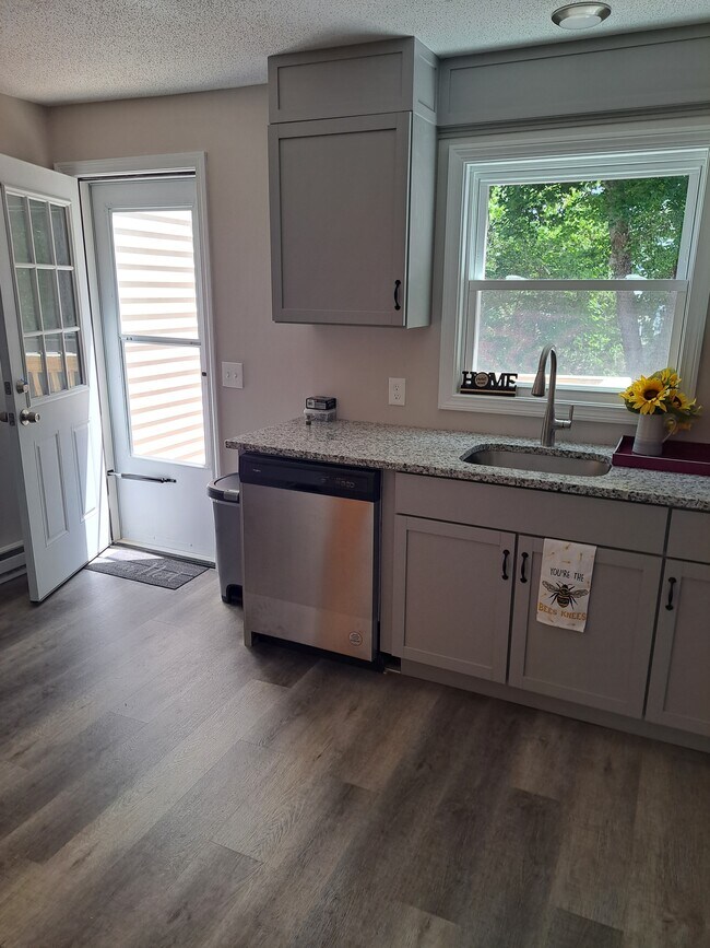 Eat-in kitchen - 533 Boswell Ave